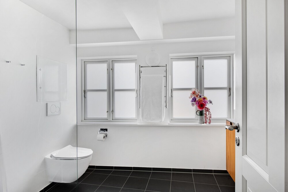 sanders regent chic 3 bdr apt w balcony