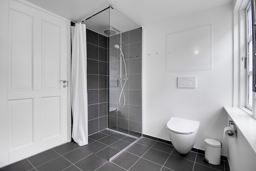 sanders regent chic 3 bdr apt w balcony