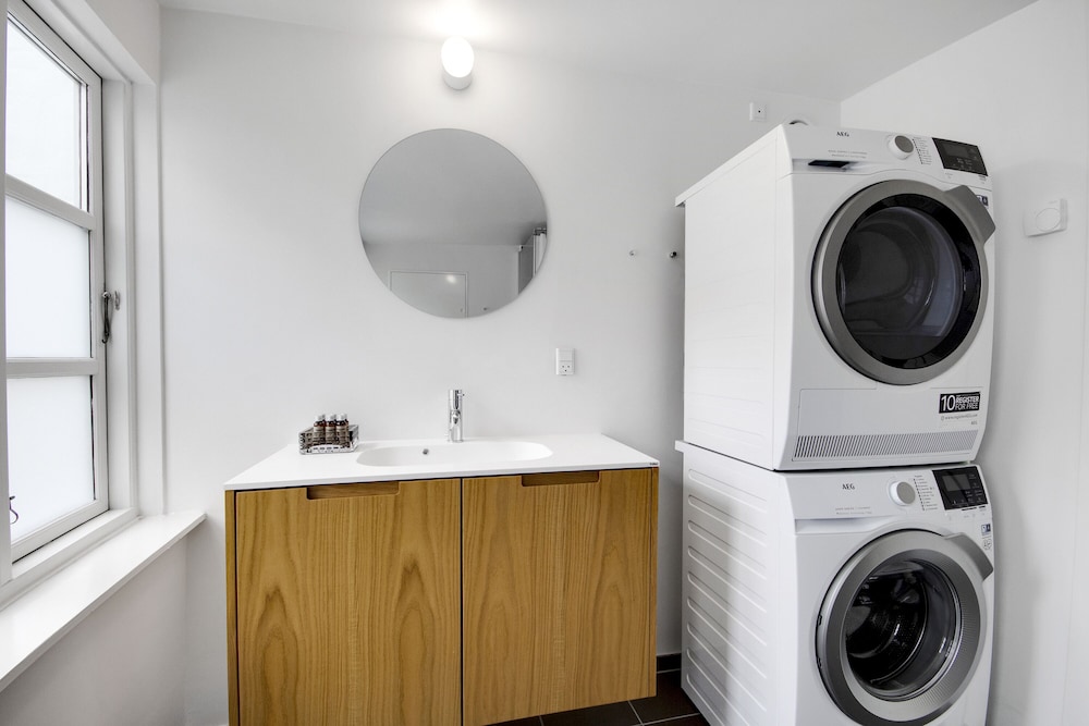 sanders regent chic 3 bdr apt w balcony