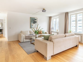 sanders regent chic 3 bdr apt w balcony