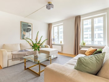 sanders regent chic 3 bdr apt w balcony