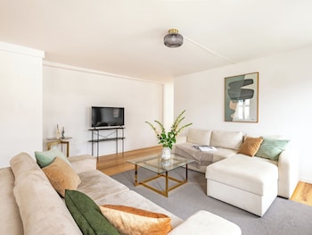 sanders regent chic 3 bdr apt w balcony