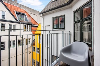 sanders regent chic 3 bdr apt w balcony