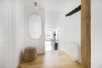 sanders regent chic 3 bdr apt w balcony