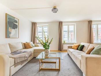 sanders regent chic 3 bdr apt w balcony