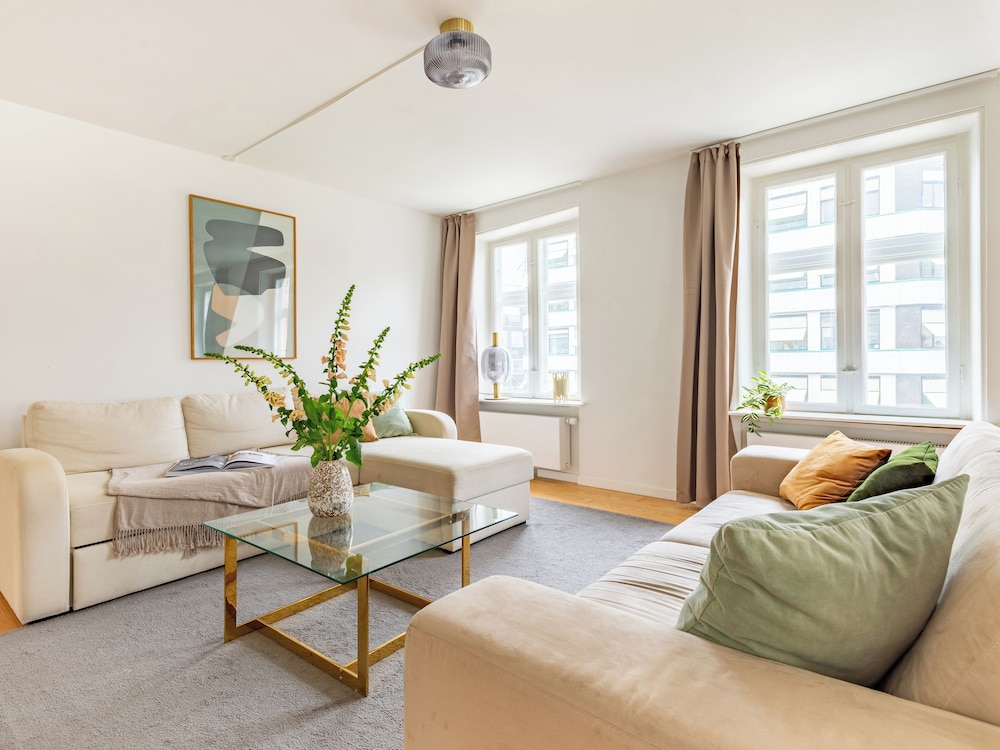 sanders regent chic 3 bdr apt w balcony