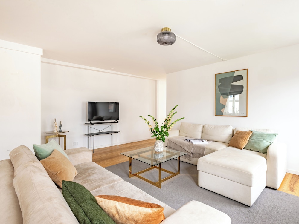 sanders regent chic 3 bdr apt w balcony