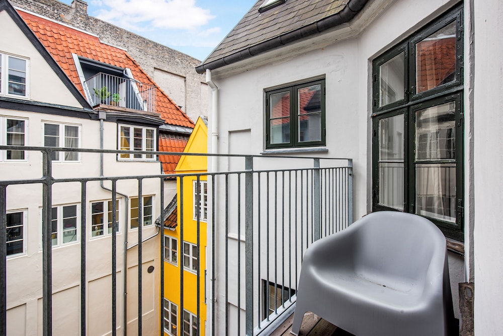 sanders regent chic 3 bdr apt w balcony