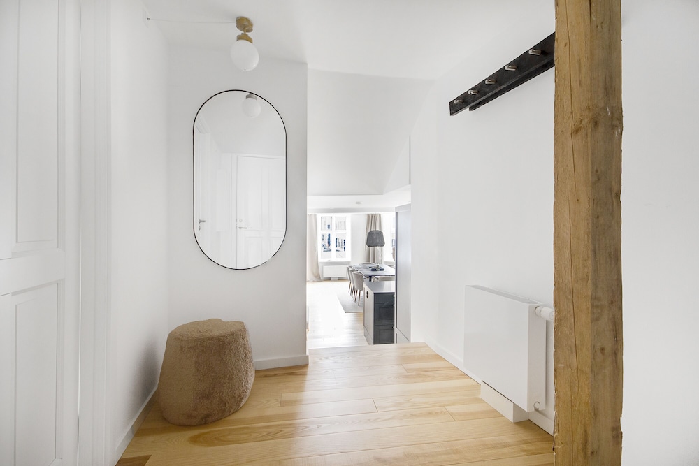 sanders regent chic 3 bdr apt w balcony