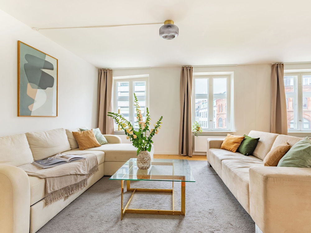 sanders regent chic 3 bdr apt w balcony