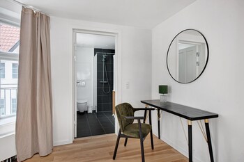 sanders regent chic 3 bdr apt w balcony