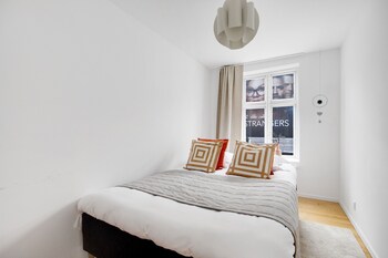 sanders regent chic 3 bdr apt w balcony