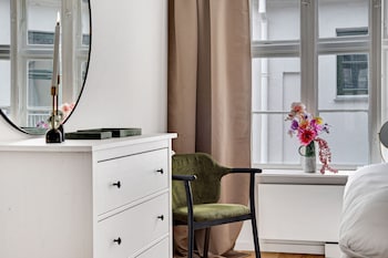 sanders regent chic 3 bdr apt w balcony