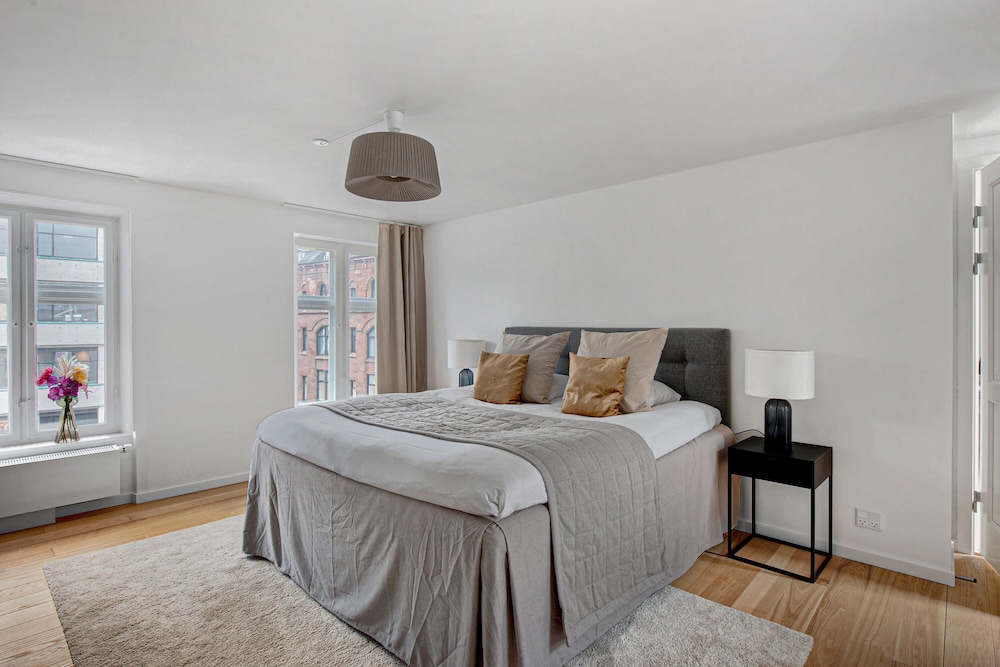 sanders regent chic 3 bdr apt w balcony