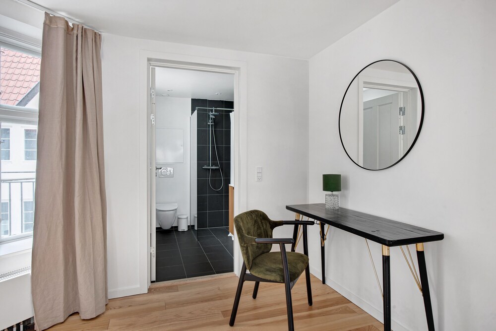 sanders regent chic 3 bdr apt w balcony