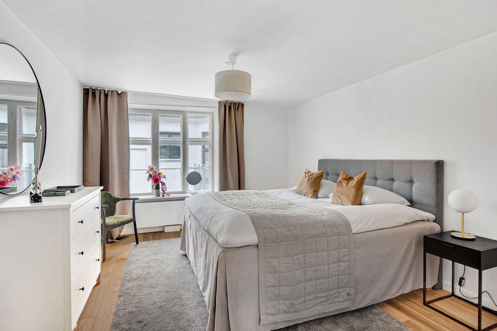 sanders regent chic 3 bdr apt w balcony