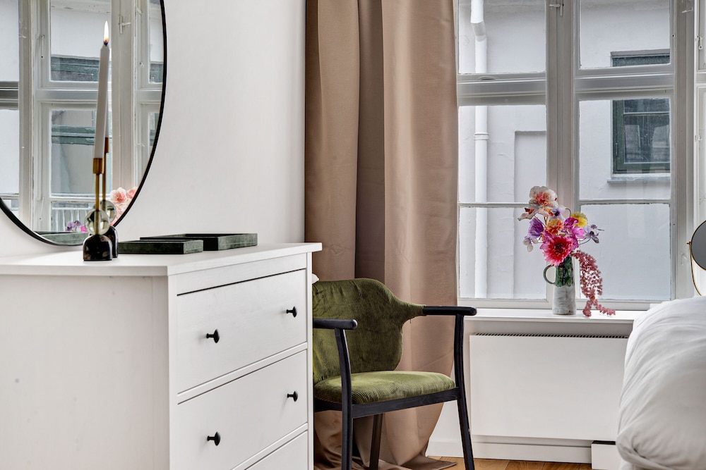 sanders regent chic 3 bdr apt w balcony