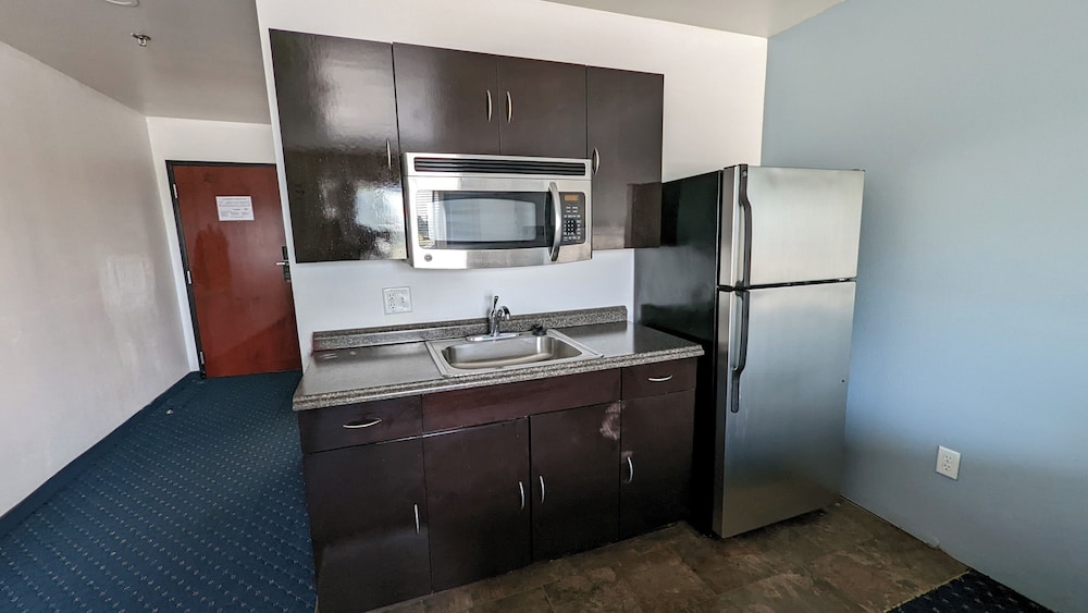 fairbridge inn and suites canadian