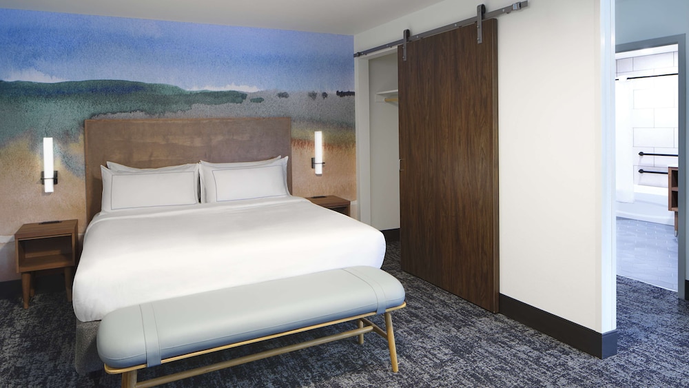 rivers edge hotel portland tapestry collection by hilton