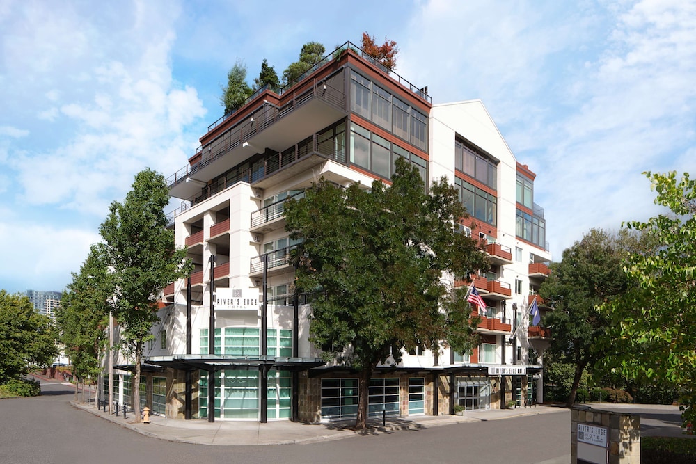 rivers edge hotel portland tapestry collection by hilton