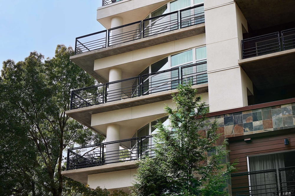 rivers edge hotel portland tapestry collection by hilton