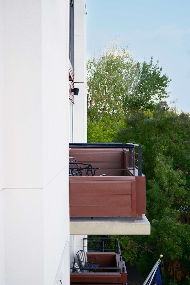 rivers edge hotel portland tapestry collection by hilton