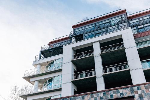 rivers edge hotel portland tapestry collection by hilton