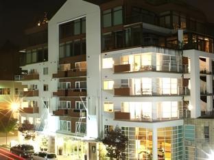 rivers edge hotel portland tapestry collection by hilton