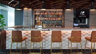 rivers edge hotel portland tapestry collection by hilton