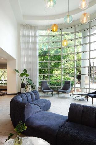 rivers edge hotel portland tapestry collection by hilton