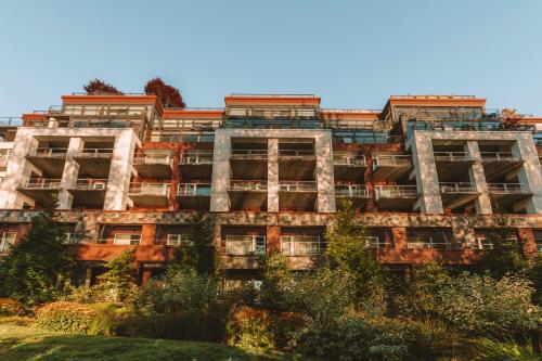 rivers edge hotel portland tapestry collection by hilton