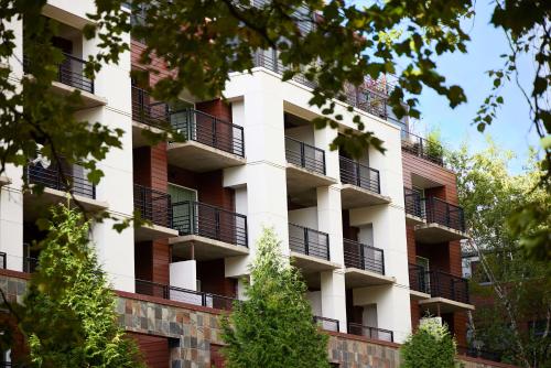 rivers edge hotel portland tapestry collection by hilton