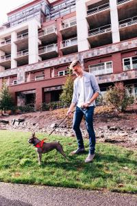 rivers edge hotel portland tapestry collection by hilton