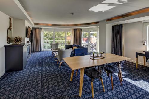 rivers edge hotel portland tapestry collection by hilton