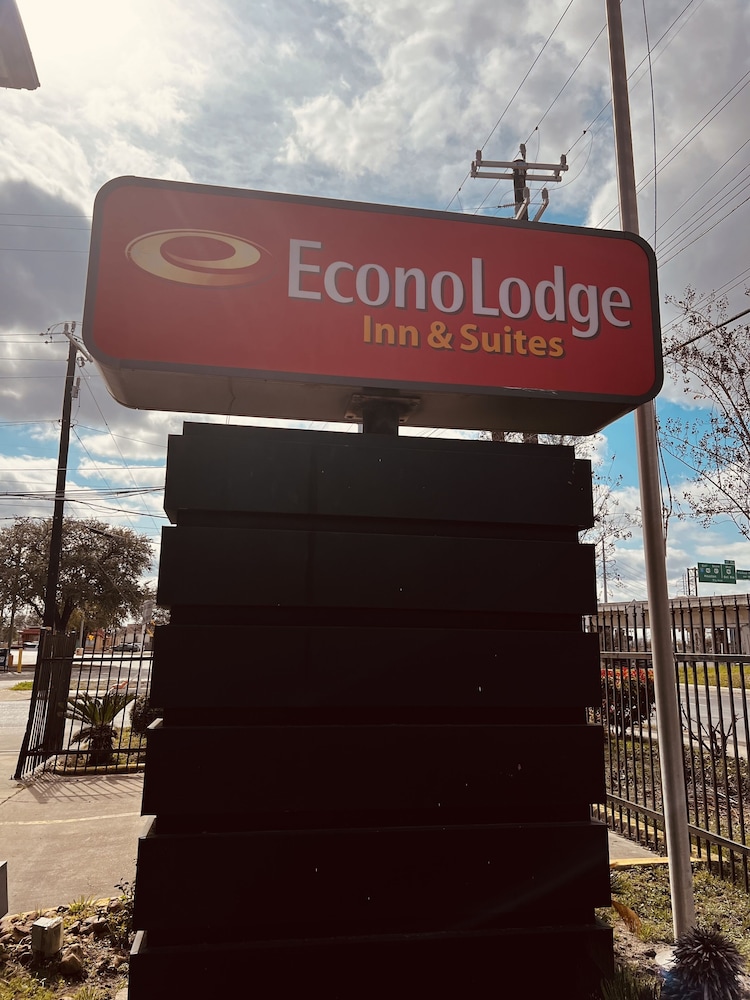 econo lodge inn and suites downtown san antonio riverwalk area