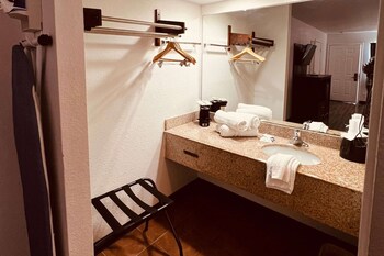econo lodge inn and suites downtown san antonio riverwalk area