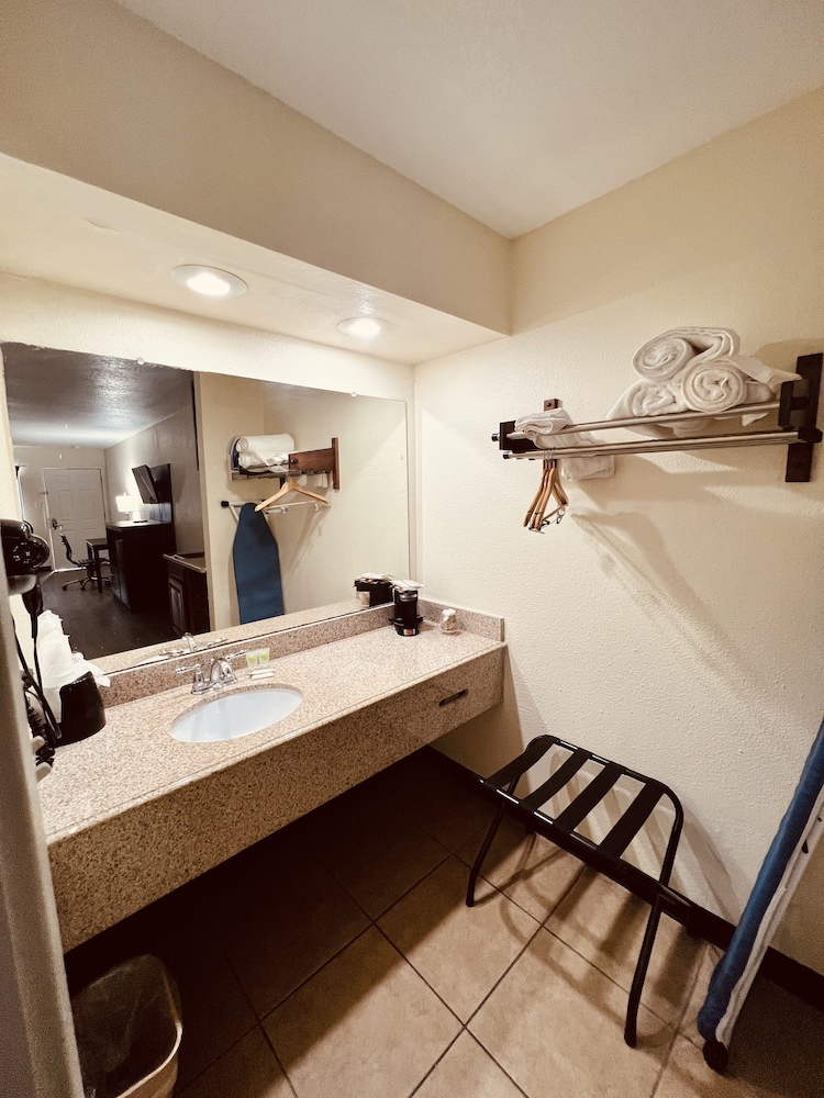 econo lodge inn and suites downtown san antonio riverwalk area