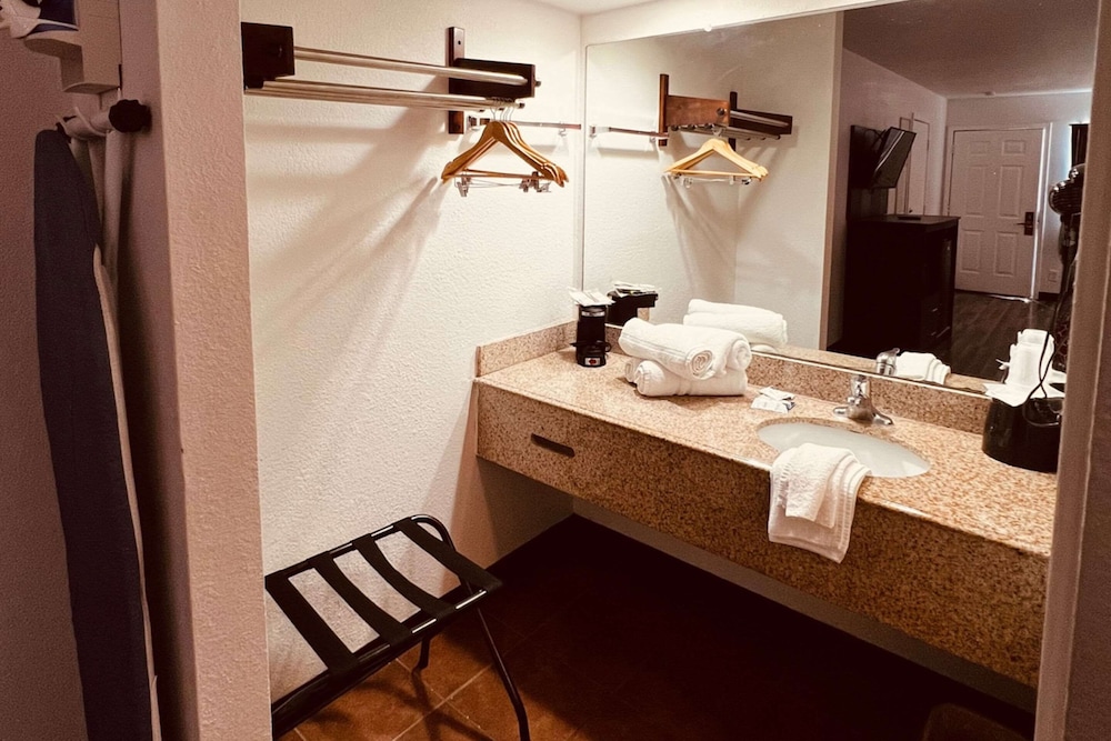econo lodge inn and suites downtown san antonio riverwalk area