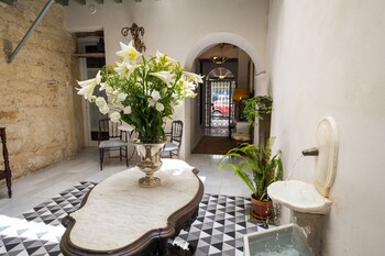 portus gaditanus sxviii patio andaluz bed and breakfast