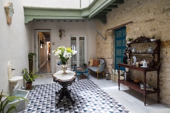 portus gaditanus sxviii patio andaluz bed and breakfast