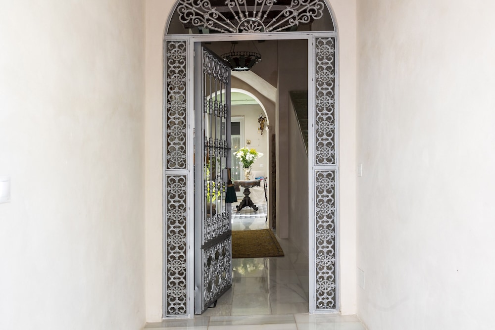 portus gaditanus sxviii patio andaluz bed and breakfast