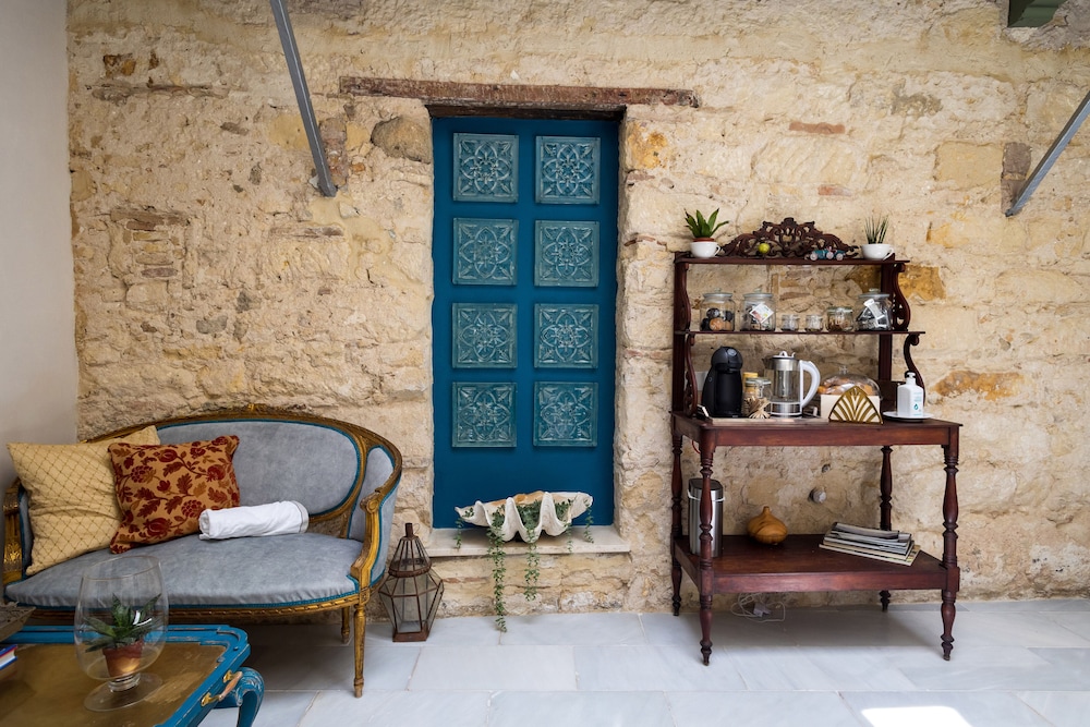 portus gaditanus sxviii patio andaluz bed and breakfast