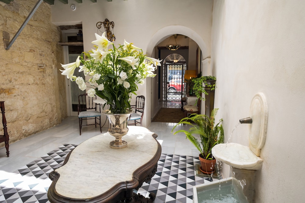 portus gaditanus sxviii patio andaluz bed and breakfast
