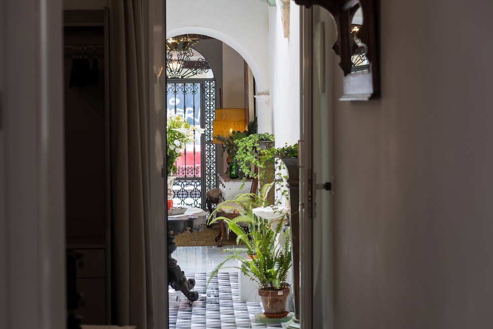 portus gaditanus sxviii patio andaluz bed and breakfast