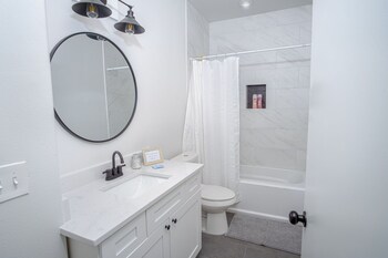 spectacular cozy 3 br plus 2 and a half ba apt near downtown