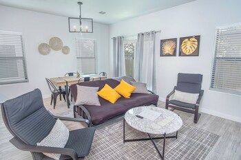 spectacular cozy 3 br plus 2 and a half ba apt near downtown