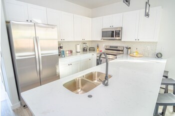 spectacular cozy 3 br plus 2 and a half ba apt near downtown