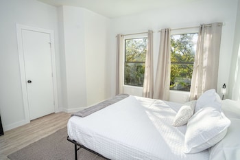 spectacular cozy 3 br plus 2 and a half ba apt near downtown