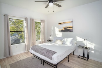 spectacular cozy 3 br plus 2 and a half ba apt near downtown