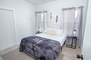 spectacular cozy 3 br plus 2 and a half ba apt near downtown